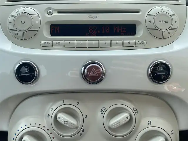 フィアット ５００ 1．2 ポップ 福岡県 2010(平22)年 8.4万km ボサノバホワイト ・社外ETC/・純正17AW/・保証書/・取扱説明書/・ハロゲンランプ/・リモコンキー/・MP3/・CDプレイヤー/・MTモード付AT/・シートカバー