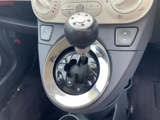 フィアット ５００ 1．2 ポップ 福岡県 2010(平22)年 8.4万km ボサノバホワイト ・社外ETC/・純正17AW/・保証書/・取扱説明書/・ハロゲンランプ/・リモコンキー/・MP3/・CDプレイヤー/・MTモード付AT/・シートカバー