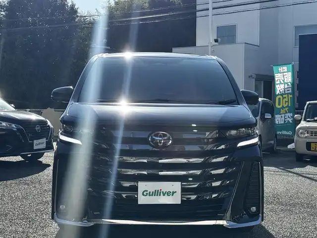トヨタ ヴェルファイア ハイブリット Z プレミア 熊本県 2023(令5)年 0.4万km ブラック ワンオーナー/ムーンルーフ/トヨタチームメイト/両側パワースライドドア/純正13.2インチナビ/【フルセグTV/Bluetooth/Miracast/HDMI】/パノラミックビューモニター/デジタルインナーミラー/レーダークルーズコントロール/プリクラッシュセーフティー/フロントクロストラフィックアラート/リヤクロストラフィックアラート/リヤカメラディテクション/レーンディパーチャーアラート/レーンチェンジアシスト/プロアクティブドライビングアシスト/後方車両接近告知/パーキングサポートブレーキ/ロードサインアシスト/ブラインドスポットモニター/パーキングサポートブレーキ/ヘッドアップディスプレイ/クリアランスソナー/おくだけ充電/パドルシフト/ブレーキホールド/1/2列目パワーシート/1/2列目シートヒーター/エアシート/2列目ラグジュアリーシート/オートLEDライト/オートハイビーム/ETC2.0/100Vアダプタ/純正19インチAW