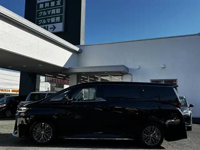 トヨタ ヴェルファイア ハイブリット Z プレミア 熊本県 2023(令5)年 0.4万km ブラック ワンオーナー/ムーンルーフ/トヨタチームメイト/両側パワースライドドア/純正13.2インチナビ/【フルセグTV/Bluetooth/Miracast/HDMI】/パノラミックビューモニター/デジタルインナーミラー/レーダークルーズコントロール/プリクラッシュセーフティー/フロントクロストラフィックアラート/リヤクロストラフィックアラート/リヤカメラディテクション/レーンディパーチャーアラート/レーンチェンジアシスト/プロアクティブドライビングアシスト/後方車両接近告知/パーキングサポートブレーキ/ロードサインアシスト/ブラインドスポットモニター/パーキングサポートブレーキ/ヘッドアップディスプレイ/クリアランスソナー/おくだけ充電/パドルシフト/ブレーキホールド/1/2列目パワーシート/1/2列目シートヒーター/エアシート/2列目ラグジュアリーシート/オートLEDライト/オートハイビーム/ETC2.0/100Vアダプタ/純正19インチAW