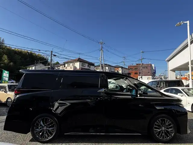 トヨタ ヴェルファイア ハイブリット Z プレミア 熊本県 2023(令5)年 0.4万km ブラック ワンオーナー/ムーンルーフ/トヨタチームメイト/両側パワースライドドア/純正13.2インチナビ/【フルセグTV/Bluetooth/Miracast/HDMI】/パノラミックビューモニター/デジタルインナーミラー/レーダークルーズコントロール/プリクラッシュセーフティー/フロントクロストラフィックアラート/リヤクロストラフィックアラート/リヤカメラディテクション/レーンディパーチャーアラート/レーンチェンジアシスト/プロアクティブドライビングアシスト/後方車両接近告知/パーキングサポートブレーキ/ロードサインアシスト/ブラインドスポットモニター/パーキングサポートブレーキ/ヘッドアップディスプレイ/クリアランスソナー/おくだけ充電/パドルシフト/ブレーキホールド/1/2列目パワーシート/1/2列目シートヒーター/エアシート/2列目ラグジュアリーシート/オートLEDライト/オートハイビーム/ETC2.0/100Vアダプタ/純正19インチAW
