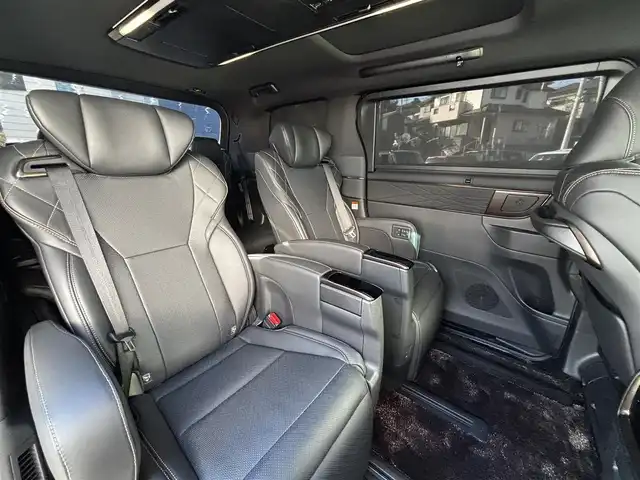 トヨタ ヴェルファイア ハイブリット Z プレミア 熊本県 2023(令5)年 0.4万km ブラック ワンオーナー/ムーンルーフ/トヨタチームメイト/両側パワースライドドア/純正13.2インチナビ/【フルセグTV/Bluetooth/Miracast/HDMI】/パノラミックビューモニター/デジタルインナーミラー/レーダークルーズコントロール/プリクラッシュセーフティー/フロントクロストラフィックアラート/リヤクロストラフィックアラート/リヤカメラディテクション/レーンディパーチャーアラート/レーンチェンジアシスト/プロアクティブドライビングアシスト/後方車両接近告知/パーキングサポートブレーキ/ロードサインアシスト/ブラインドスポットモニター/パーキングサポートブレーキ/ヘッドアップディスプレイ/クリアランスソナー/おくだけ充電/パドルシフト/ブレーキホールド/1/2列目パワーシート/1/2列目シートヒーター/エアシート/2列目ラグジュアリーシート/オートLEDライト/オートハイビーム/ETC2.0/100Vアダプタ/純正19インチAW