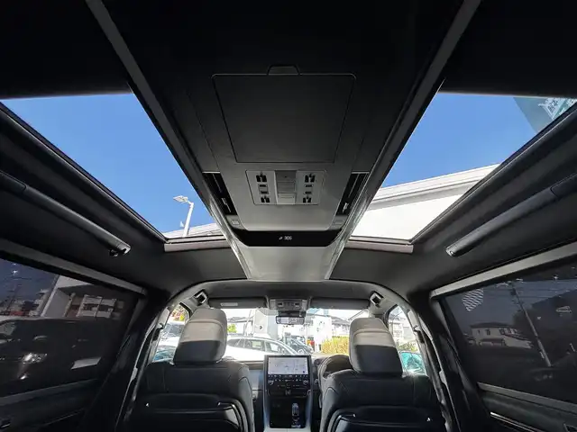 トヨタ ヴェルファイア ハイブリット Z プレミア 熊本県 2023(令5)年 0.4万km ブラック ワンオーナー/ムーンルーフ/トヨタチームメイト/両側パワースライドドア/純正13.2インチナビ/【フルセグTV/Bluetooth/Miracast/HDMI】/パノラミックビューモニター/デジタルインナーミラー/レーダークルーズコントロール/プリクラッシュセーフティー/フロントクロストラフィックアラート/リヤクロストラフィックアラート/リヤカメラディテクション/レーンディパーチャーアラート/レーンチェンジアシスト/プロアクティブドライビングアシスト/後方車両接近告知/パーキングサポートブレーキ/ロードサインアシスト/ブラインドスポットモニター/パーキングサポートブレーキ/ヘッドアップディスプレイ/クリアランスソナー/おくだけ充電/パドルシフト/ブレーキホールド/1/2列目パワーシート/1/2列目シートヒーター/エアシート/2列目ラグジュアリーシート/オートLEDライト/オートハイビーム/ETC2.0/100Vアダプタ/純正19インチAW