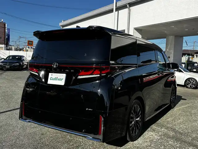 トヨタ ヴェルファイア ハイブリット Z プレミア 熊本県 2023(令5)年 0.4万km ブラック ワンオーナー/ムーンルーフ/トヨタチームメイト/両側パワースライドドア/純正13.2インチナビ/【フルセグTV/Bluetooth/Miracast/HDMI】/パノラミックビューモニター/デジタルインナーミラー/レーダークルーズコントロール/プリクラッシュセーフティー/フロントクロストラフィックアラート/リヤクロストラフィックアラート/リヤカメラディテクション/レーンディパーチャーアラート/レーンチェンジアシスト/プロアクティブドライビングアシスト/後方車両接近告知/パーキングサポートブレーキ/ロードサインアシスト/ブラインドスポットモニター/パーキングサポートブレーキ/ヘッドアップディスプレイ/クリアランスソナー/おくだけ充電/パドルシフト/ブレーキホールド/1/2列目パワーシート/1/2列目シートヒーター/エアシート/2列目ラグジュアリーシート/オートLEDライト/オートハイビーム/ETC2.0/100Vアダプタ/純正19インチAW