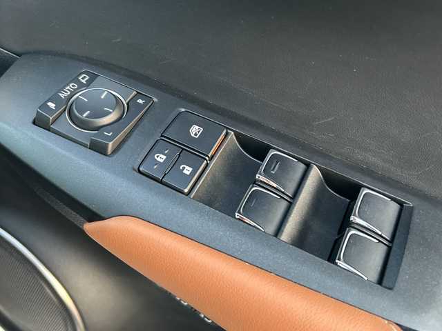 レクサス ＮＸ 愛媛県 2019(平31)年 6.9万km ソニッククォーツ 純正ナビ/ブラインドスポットモニター/バックカメラ/衝突軽減システム/シートヒーター/ビルトインETC/コーナーセンサー前後/合皮シート/クルーズコントロール追従あり/ドライブレコーダー前後/レーンキープアシスト/オートハイビーム/フォグランプ/パドルシフト/スマートキー/横滑り防止装置/純正フロアマット/純正17AW