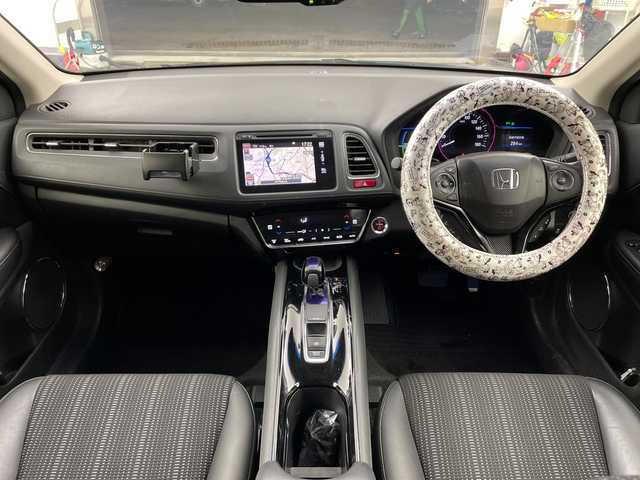 ホンダ ヴェゼル ハイブリッド Z 兵庫県 2015(平27)年 3.9万km ルーセブラックM ・純正ナビ/CD/Bluetooth/TV/HDMI/USB/・バックカメラ/・ビルトインETC/・クルーズコントロール/・あんしんパッケージ/・シティブレーキアクティブシステム/・前席用i-サイドエアバッグシステム/・サイドカーテンエアバッグシステム/・コンフォートビューパッケージ/・ＬＥＤヘッドライト/・運転席／助手席シートヒーター/・コンビシート＆専用インテリア/・アルミパッケージ/・１７インチアルミホイール（スポーツタイプ）/・ルーフレール/・オートライト/・前後ドライブレコーダー/・スマートキー/・プッシュスタート