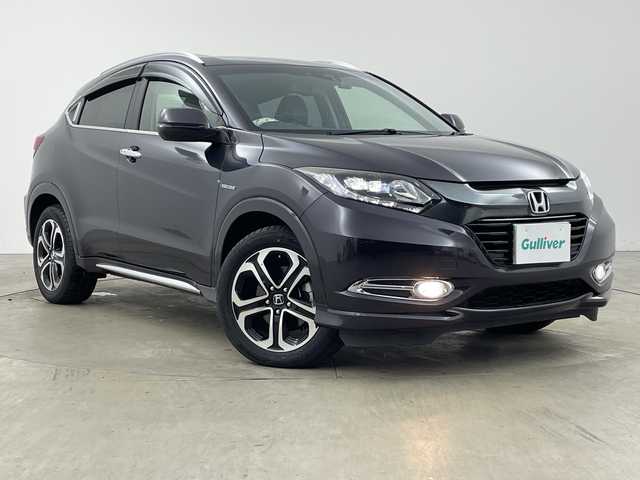 ホンダ ヴェゼル ハイブリッド Z 兵庫県 2015(平27)年 3.9万km ルーセブラックM ・純正ナビ/CD/Bluetooth/TV/HDMI/USB/・バックカメラ/・ビルトインETC/・クルーズコントロール/・あんしんパッケージ/・シティブレーキアクティブシステム/・前席用i-サイドエアバッグシステム/・サイドカーテンエアバッグシステム/・コンフォートビューパッケージ/・ＬＥＤヘッドライト/・運転席／助手席シートヒーター/・コンビシート＆専用インテリア/・アルミパッケージ/・１７インチアルミホイール（スポーツタイプ）/・ルーフレール/・オートライト/・前後ドライブレコーダー/・スマートキー/・プッシュスタート