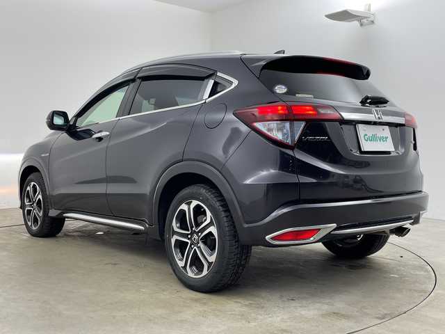 ホンダ ヴェゼル ハイブリッド Z 兵庫県 2015(平27)年 3.9万km ルーセブラックM ・純正ナビ/CD/Bluetooth/TV/HDMI/USB/・バックカメラ/・ビルトインETC/・クルーズコントロール/・あんしんパッケージ/・シティブレーキアクティブシステム/・前席用i-サイドエアバッグシステム/・サイドカーテンエアバッグシステム/・コンフォートビューパッケージ/・ＬＥＤヘッドライト/・運転席／助手席シートヒーター/・コンビシート＆専用インテリア/・アルミパッケージ/・１７インチアルミホイール（スポーツタイプ）/・ルーフレール/・オートライト/・前後ドライブレコーダー/・スマートキー/・プッシュスタート