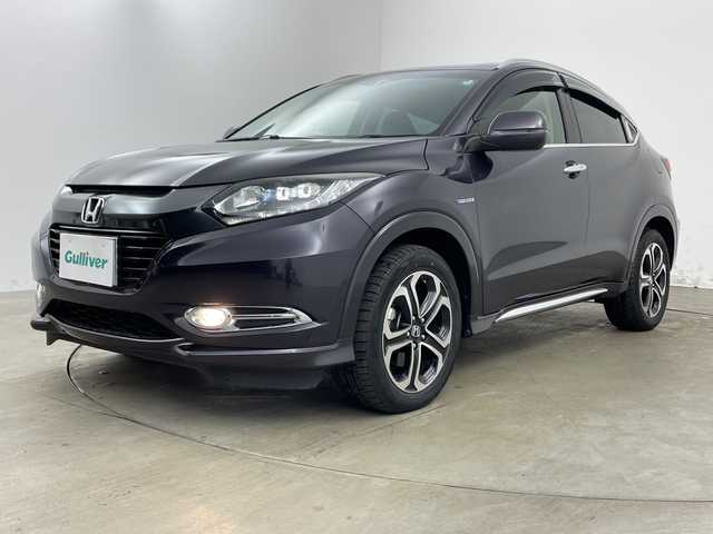 ホンダ ヴェゼル ハイブリッド Z 兵庫県 2015(平27)年 3.9万km ルーセブラックM ・純正ナビ/CD/Bluetooth/TV/HDMI/USB/・バックカメラ/・ビルトインETC/・クルーズコントロール/・あんしんパッケージ/・シティブレーキアクティブシステム/・前席用i-サイドエアバッグシステム/・サイドカーテンエアバッグシステム/・コンフォートビューパッケージ/・ＬＥＤヘッドライト/・運転席／助手席シートヒーター/・コンビシート＆専用インテリア/・アルミパッケージ/・１７インチアルミホイール（スポーツタイプ）/・ルーフレール/・オートライト/・前後ドライブレコーダー/・スマートキー/・プッシュスタート
