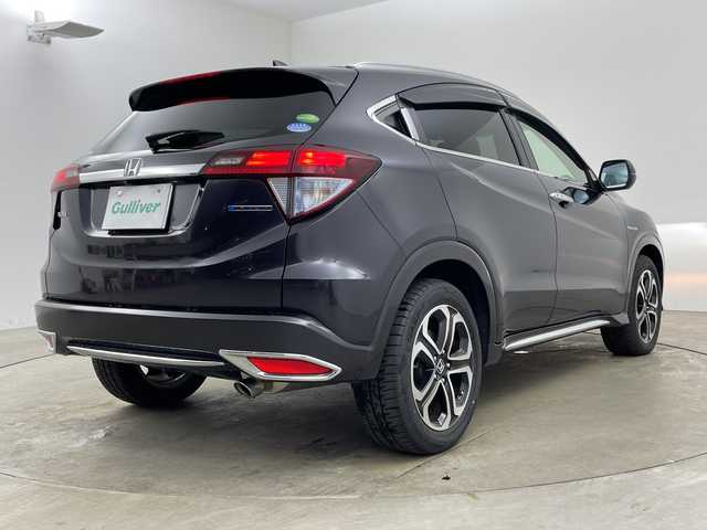 ホンダ ヴェゼル ハイブリッド Z 兵庫県 2015(平27)年 3.9万km ルーセブラックM ・純正ナビ/CD/Bluetooth/TV/HDMI/USB/・バックカメラ/・ビルトインETC/・クルーズコントロール/・あんしんパッケージ/・シティブレーキアクティブシステム/・前席用i-サイドエアバッグシステム/・サイドカーテンエアバッグシステム/・コンフォートビューパッケージ/・ＬＥＤヘッドライト/・運転席／助手席シートヒーター/・コンビシート＆専用インテリア/・アルミパッケージ/・１７インチアルミホイール（スポーツタイプ）/・ルーフレール/・オートライト/・前後ドライブレコーダー/・スマートキー/・プッシュスタート