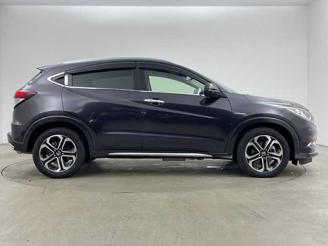 ホンダ ヴェゼル ハイブリッド Z 兵庫県 2015(平27)年 3.9万km ルーセブラックM ・純正ナビ/CD/Bluetooth/TV/HDMI/USB/・バックカメラ/・ビルトインETC/・クルーズコントロール/・あんしんパッケージ/・シティブレーキアクティブシステム/・前席用i-サイドエアバッグシステム/・サイドカーテンエアバッグシステム/・コンフォートビューパッケージ/・ＬＥＤヘッドライト/・運転席／助手席シートヒーター/・コンビシート＆専用インテリア/・アルミパッケージ/・１７インチアルミホイール（スポーツタイプ）/・ルーフレール/・オートライト/・前後ドライブレコーダー/・スマートキー/・プッシュスタート