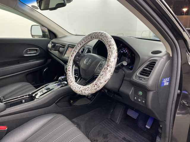 ホンダ ヴェゼル ハイブリッド Z 兵庫県 2015(平27)年 3.9万km ルーセブラックM ・純正ナビ/CD/Bluetooth/TV/HDMI/USB/・バックカメラ/・ビルトインETC/・クルーズコントロール/・あんしんパッケージ/・シティブレーキアクティブシステム/・前席用i-サイドエアバッグシステム/・サイドカーテンエアバッグシステム/・コンフォートビューパッケージ/・ＬＥＤヘッドライト/・運転席／助手席シートヒーター/・コンビシート＆専用インテリア/・アルミパッケージ/・１７インチアルミホイール（スポーツタイプ）/・ルーフレール/・オートライト/・前後ドライブレコーダー/・スマートキー/・プッシュスタート