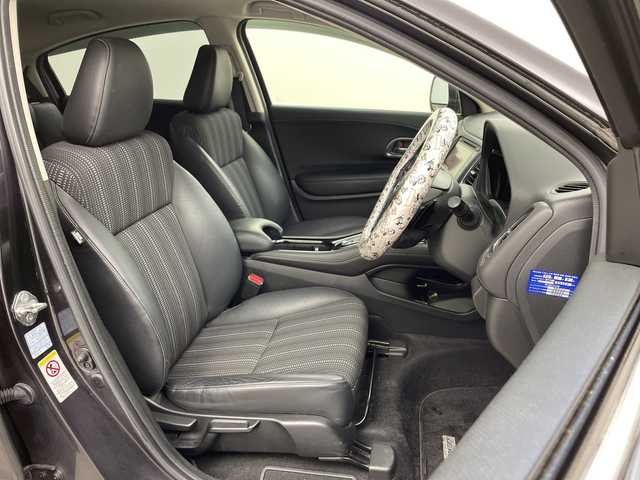 ホンダ ヴェゼル ハイブリッド Z 兵庫県 2015(平27)年 3.9万km ルーセブラックM ・純正ナビ/CD/Bluetooth/TV/HDMI/USB/・バックカメラ/・ビルトインETC/・クルーズコントロール/・あんしんパッケージ/・シティブレーキアクティブシステム/・前席用i-サイドエアバッグシステム/・サイドカーテンエアバッグシステム/・コンフォートビューパッケージ/・ＬＥＤヘッドライト/・運転席／助手席シートヒーター/・コンビシート＆専用インテリア/・アルミパッケージ/・１７インチアルミホイール（スポーツタイプ）/・ルーフレール/・オートライト/・前後ドライブレコーダー/・スマートキー/・プッシュスタート