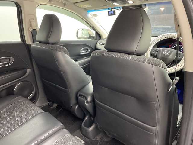 ホンダ ヴェゼル ハイブリッド Z 兵庫県 2015(平27)年 3.9万km ルーセブラックM ・純正ナビ/CD/Bluetooth/TV/HDMI/USB/・バックカメラ/・ビルトインETC/・クルーズコントロール/・あんしんパッケージ/・シティブレーキアクティブシステム/・前席用i-サイドエアバッグシステム/・サイドカーテンエアバッグシステム/・コンフォートビューパッケージ/・ＬＥＤヘッドライト/・運転席／助手席シートヒーター/・コンビシート＆専用インテリア/・アルミパッケージ/・１７インチアルミホイール（スポーツタイプ）/・ルーフレール/・オートライト/・前後ドライブレコーダー/・スマートキー/・プッシュスタート