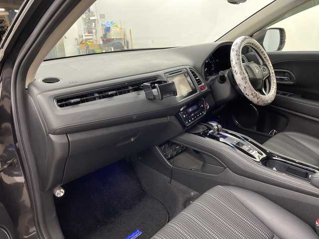 ホンダ ヴェゼル ハイブリッド Z 兵庫県 2015(平27)年 3.9万km ルーセブラックM ・純正ナビ/CD/Bluetooth/TV/HDMI/USB/・バックカメラ/・ビルトインETC/・クルーズコントロール/・あんしんパッケージ/・シティブレーキアクティブシステム/・前席用i-サイドエアバッグシステム/・サイドカーテンエアバッグシステム/・コンフォートビューパッケージ/・ＬＥＤヘッドライト/・運転席／助手席シートヒーター/・コンビシート＆専用インテリア/・アルミパッケージ/・１７インチアルミホイール（スポーツタイプ）/・ルーフレール/・オートライト/・前後ドライブレコーダー/・スマートキー/・プッシュスタート