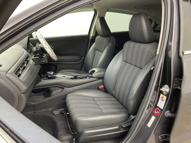 ホンダ ヴェゼル ハイブリッド Z 兵庫県 2015(平27)年 3.9万km ルーセブラックM ・純正ナビ/CD/Bluetooth/TV/HDMI/USB/・バックカメラ/・ビルトインETC/・クルーズコントロール/・あんしんパッケージ/・シティブレーキアクティブシステム/・前席用i-サイドエアバッグシステム/・サイドカーテンエアバッグシステム/・コンフォートビューパッケージ/・ＬＥＤヘッドライト/・運転席／助手席シートヒーター/・コンビシート＆専用インテリア/・アルミパッケージ/・１７インチアルミホイール（スポーツタイプ）/・ルーフレール/・オートライト/・前後ドライブレコーダー/・スマートキー/・プッシュスタート