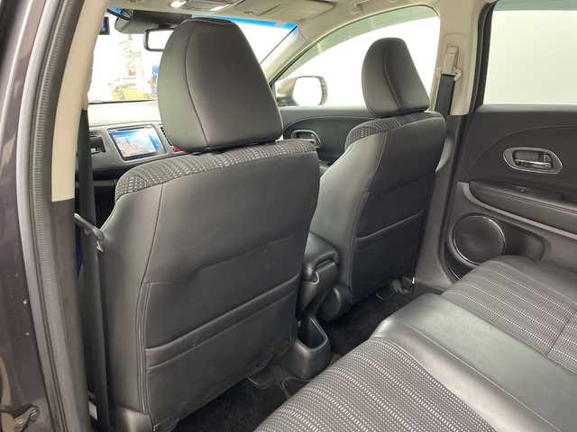 ホンダ ヴェゼル ハイブリッド Z 兵庫県 2015(平27)年 3.9万km ルーセブラックM ・純正ナビ/CD/Bluetooth/TV/HDMI/USB/・バックカメラ/・ビルトインETC/・クルーズコントロール/・あんしんパッケージ/・シティブレーキアクティブシステム/・前席用i-サイドエアバッグシステム/・サイドカーテンエアバッグシステム/・コンフォートビューパッケージ/・ＬＥＤヘッドライト/・運転席／助手席シートヒーター/・コンビシート＆専用インテリア/・アルミパッケージ/・１７インチアルミホイール（スポーツタイプ）/・ルーフレール/・オートライト/・前後ドライブレコーダー/・スマートキー/・プッシュスタート