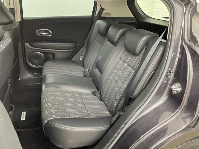 ホンダ ヴェゼル ハイブリッド Z 兵庫県 2015(平27)年 3.9万km ルーセブラックM ・純正ナビ/CD/Bluetooth/TV/HDMI/USB/・バックカメラ/・ビルトインETC/・クルーズコントロール/・あんしんパッケージ/・シティブレーキアクティブシステム/・前席用i-サイドエアバッグシステム/・サイドカーテンエアバッグシステム/・コンフォートビューパッケージ/・ＬＥＤヘッドライト/・運転席／助手席シートヒーター/・コンビシート＆専用インテリア/・アルミパッケージ/・１７インチアルミホイール（スポーツタイプ）/・ルーフレール/・オートライト/・前後ドライブレコーダー/・スマートキー/・プッシュスタート