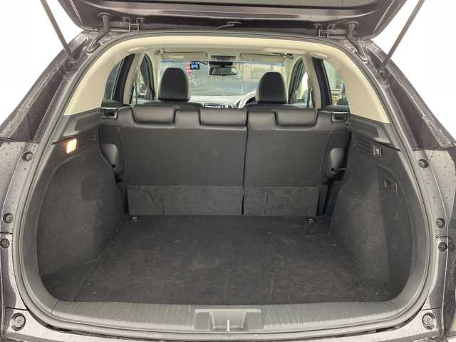 ホンダ ヴェゼル ハイブリッド Z 兵庫県 2015(平27)年 3.9万km ルーセブラックM ・純正ナビ/CD/Bluetooth/TV/HDMI/USB/・バックカメラ/・ビルトインETC/・クルーズコントロール/・あんしんパッケージ/・シティブレーキアクティブシステム/・前席用i-サイドエアバッグシステム/・サイドカーテンエアバッグシステム/・コンフォートビューパッケージ/・ＬＥＤヘッドライト/・運転席／助手席シートヒーター/・コンビシート＆専用インテリア/・アルミパッケージ/・１７インチアルミホイール（スポーツタイプ）/・ルーフレール/・オートライト/・前後ドライブレコーダー/・スマートキー/・プッシュスタート