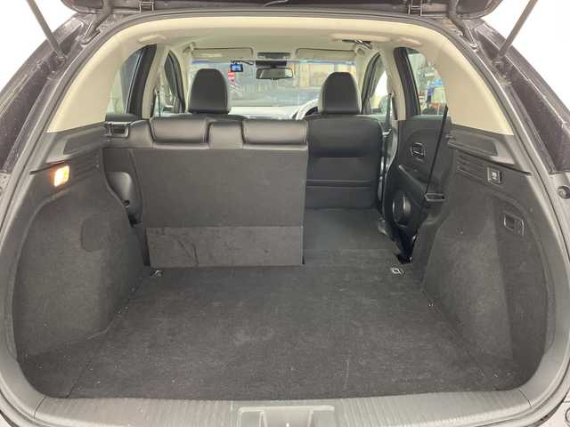 ホンダ ヴェゼル ハイブリッド Z 兵庫県 2015(平27)年 3.9万km ルーセブラックM ・純正ナビ/CD/Bluetooth/TV/HDMI/USB/・バックカメラ/・ビルトインETC/・クルーズコントロール/・あんしんパッケージ/・シティブレーキアクティブシステム/・前席用i-サイドエアバッグシステム/・サイドカーテンエアバッグシステム/・コンフォートビューパッケージ/・ＬＥＤヘッドライト/・運転席／助手席シートヒーター/・コンビシート＆専用インテリア/・アルミパッケージ/・１７インチアルミホイール（スポーツタイプ）/・ルーフレール/・オートライト/・前後ドライブレコーダー/・スマートキー/・プッシュスタート