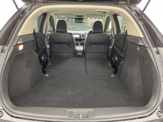 ホンダ ヴェゼル ハイブリッド Z 兵庫県 2015(平27)年 3.9万km ルーセブラックM ・純正ナビ/CD/Bluetooth/TV/HDMI/USB/・バックカメラ/・ビルトインETC/・クルーズコントロール/・あんしんパッケージ/・シティブレーキアクティブシステム/・前席用i-サイドエアバッグシステム/・サイドカーテンエアバッグシステム/・コンフォートビューパッケージ/・ＬＥＤヘッドライト/・運転席／助手席シートヒーター/・コンビシート＆専用インテリア/・アルミパッケージ/・１７インチアルミホイール（スポーツタイプ）/・ルーフレール/・オートライト/・前後ドライブレコーダー/・スマートキー/・プッシュスタート