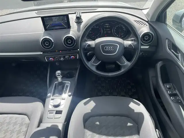 アウディ Ａ３ セダン 1．4 TFSI 静岡県 2016(平28)年 7.8万km シルバー ユーザー買取車両/純正MOPナビ/　【CD/BT/地デジTV】/純正16インチAW/レーダークルーズコントロール/パドルシフト/ビルトインETC2.0/ドライブレコーダー/バックカメラ/電動パーキングブレーキ/新車時保証書/取扱説明書/スペアキー×1