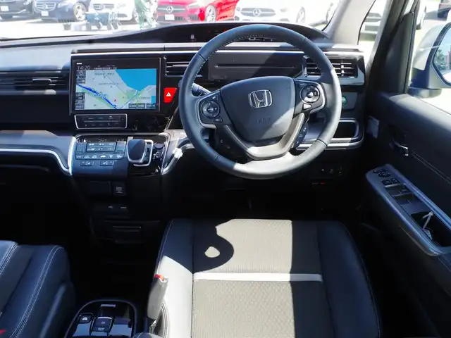 ホンダ ステップワゴン スパーダ eHEV G EXホンダS 千葉県 2021(令3)年 2.2万km プラチナホワイトパール ホンダセンシング/・衝突軽減ブレーキ（CMBS）/・車線維持支援システム（LKAS）/・アダプティブクルーズコントロール（ACC）/・後方誤発進抑制機能/・誤発進抑制機能/両側パワースライドドア/純正メモリーナビ/地デジTV/【DVD/CD再生機能　Bluetooth接続】/マルチビューカメラシステム/ドライブレコーダー（前後撮影）/フリップダウンモニター/革巻きステアリング/ステアリングスイッチ/ETC（2.0）/LEDヘッドライト/フォグライト/ウインカーミラー/純正16インチアルミホイル/サイド/カーテンエアバッグ/Honda スマートキー