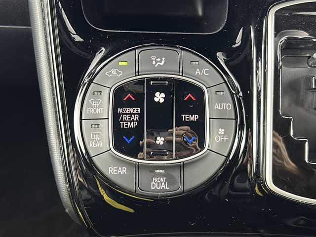 トヨタ ノア Si ダブルバイビーⅢ 愛知県 2021(令3)年 4.2万km ホワイトパールクリスタルシャイン 純正9型ナビ【CD/DVD/Bluetooth/フルセグ】/純正フリップダウンモニター/バックカメラ/ビルドインETC/前後ドライブレコーダー/両側パワースライドドア/クルーズコントロール/トヨタセーフティーセンス/・レーンキープアシスト/・衝突軽減ブレーキ/・オートマチックハイビーム/ウォークスルー/純正16インチアルミホイール/純正フロアマット/純正ドアバイザー/ウィンカーミラー/禁煙車