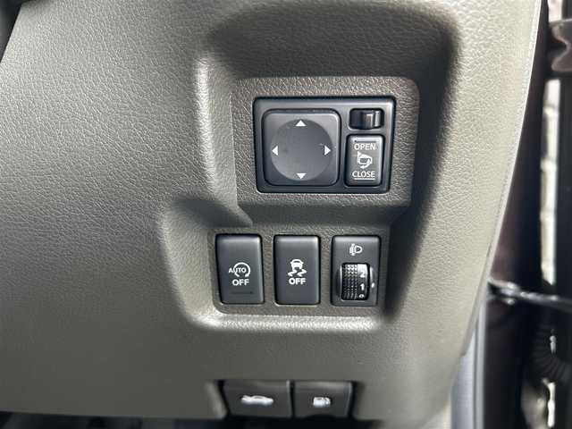 日産 キューブ 15X Vセレクション 長崎県 2017(平29)年 12.1万km ビターショコラ ・ワンオーナー/・取扱説明書/・スペアキー(1本)/・純正ナビ（AM/FM/TV/CD/SD）/・ブルートゥース/・プッシュスタート/・スマートキー/・ステアリングスイッチ/・革巻きステアリング/・USB/・ビルトインETC/・アイドリングストップ/・オートライト/・バックビューモニター/・VDC/・運転席・助手席SRSエアバッグ/・エンジンイモビライザー/・純正エアロ(フロント・サイド・リア)/・純正フォグランプフィニッシャー/・純正エキゾーストフィニッシャー