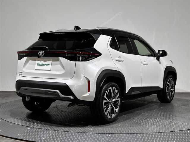 トヨタ ヤリスクロス Z アドベンチャー 愛媛県 2023(令5)年 0.4万km ブラックマイカ/プラチナホワイトパールマイカ ・８型ナビ（フルセグＴＶ・ＢＴ・ＦＭ・ＡＭ・ＵＳＢ）/・全方位カメラ　/・前方ドラレコ　/・ＤＮ席パワーシート　/・ＤＮ席シートヒーター　/・ステアリングヒーター　/・レーダークルーズコントロール　/・レーンキープアシスト/・オートマチックハイビーム/・USB充電/・衝突軽減ブレーキ