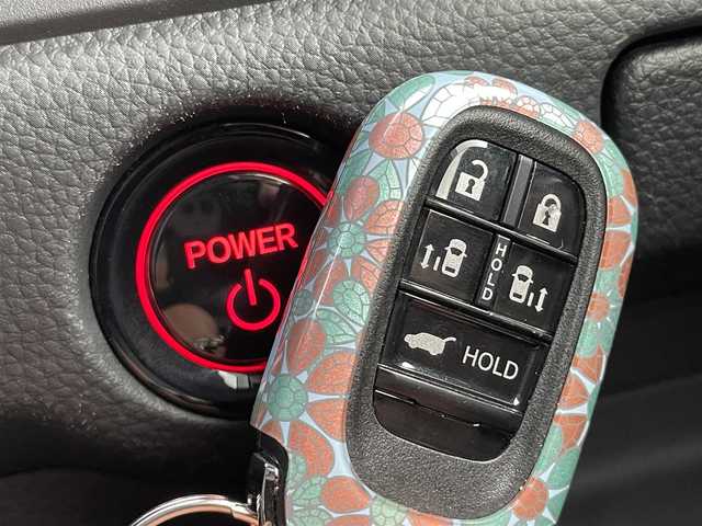 ホンダ ステップワゴン スパーダ eHEV プレミアムライン 千葉県 2022(令4)年 6.2万km パール 純正１１インチメモリナビ　/全方位カメラ　/Ｂｌｕｅｔｏｏｔｈ接続　/フルセグＴＶ　/ＣＤ／ＤＶＤ　/ＥＴＣ　/ＵＳＢ　/両側パワースライドドア　/コーナーセンサー　/パワーバックドア　/純正フリップダウンモニター