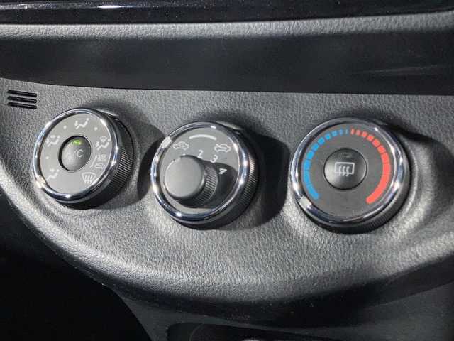トヨタ ヴィッツ F セーフティーエディションⅢ 沖縄県 2019(平31)年 3.1万km ボルドーマイカメタリック 禁煙車/ワンオーナー/純正ナビ（NSZT-W68T）/　フルセグ　Bluetooth DVD再生　CD　ラジオ/プリクラッシュセーフティ/レーンディパーチャーアラート/クリアランスソナー/オートハイビーム/ステアリングスイッチ/アイドリングストップ/プッシュスタート/スマートキー/電格ミラー/純正フロアマット/新車保証書/取り扱い説明書