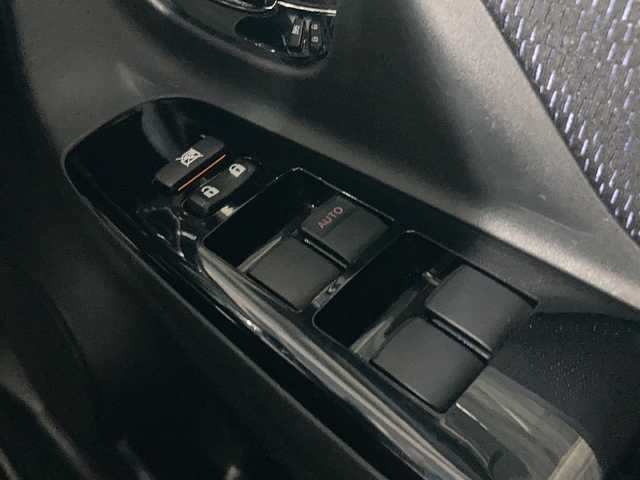 トヨタ ヴィッツ F セーフティーエディションⅢ 沖縄県 2019(平31)年 3.1万km ボルドーマイカメタリック 禁煙車/ワンオーナー/純正ナビ（NSZT-W68T）/　フルセグ　Bluetooth DVD再生　CD　ラジオ/プリクラッシュセーフティ/レーンディパーチャーアラート/クリアランスソナー/オートハイビーム/ステアリングスイッチ/アイドリングストップ/プッシュスタート/スマートキー/電格ミラー/純正フロアマット/新車保証書/取り扱い説明書