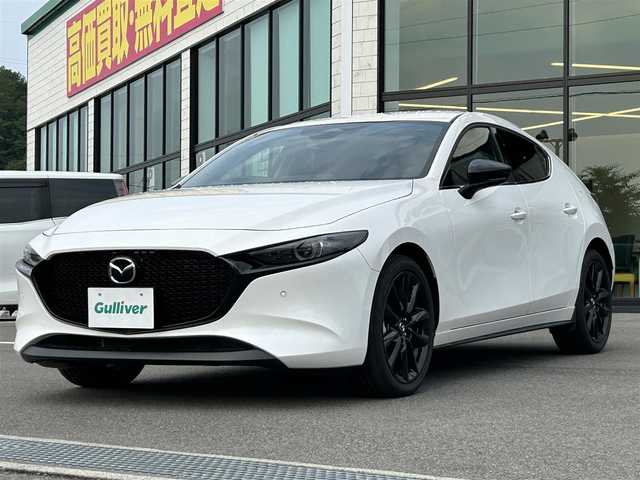 マツダ マツダ３ファストバック 15S レトロスポーツED 愛媛県 2024(令6)年 0.8万km スノーフレイクホワイトパールマイカ 純正10.2インチナビ（フルセグTV/Bluetooth/HDMI）/レーダークルーズコントロール/全周囲カメラ/パワーシート/シートメモリー/シートヒーター/ステアリングヒーター/前後コーナーセンサー/純正アルミホイール/純正トノカバー/純正フロアマット/レーンキープアシスト/横滑り防止装置/盗難防止装置/オートライト/オートマチックハイビーム/衝突軽減システム/ABS