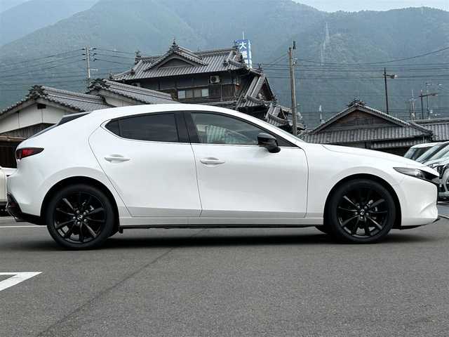 マツダ マツダ３ファストバック 15S レトロスポーツED 愛媛県 2024(令6)年 0.8万km スノーフレイクホワイトパールマイカ 純正10.2インチナビ（フルセグTV/Bluetooth/HDMI）/レーダークルーズコントロール/全周囲カメラ/パワーシート/シートメモリー/シートヒーター/ステアリングヒーター/前後コーナーセンサー/純正アルミホイール/純正トノカバー/純正フロアマット/レーンキープアシスト/横滑り防止装置/盗難防止装置/オートライト/オートマチックハイビーム/衝突軽減システム/ABS
