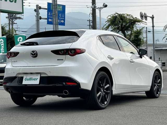 マツダ マツダ３ファストバック 15S レトロスポーツED 愛媛県 2024(令6)年 0.8万km スノーフレイクホワイトパールマイカ 純正10.2インチナビ（フルセグTV/Bluetooth/HDMI）/レーダークルーズコントロール/全周囲カメラ/パワーシート/シートメモリー/シートヒーター/ステアリングヒーター/前後コーナーセンサー/純正アルミホイール/純正トノカバー/純正フロアマット/レーンキープアシスト/横滑り防止装置/盗難防止装置/オートライト/オートマチックハイビーム/衝突軽減システム/ABS