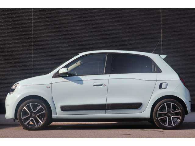 ルノー トゥインゴ インテンス 大分県 2021(令3)年 1.4万km ブルードラジェ 衝突軽減ブレーキ/クルーズコントロール/純正ディスプレイオーディオ/ＣａｒＰｌａｙ/社外テレビ/Bluetooth/バックカメラ/ハーフレザー/シートヒーター/キセノンヘッドライト/オートライト/純正１６インチＡＷ/ＥＴＣ/社外ドライブレコーダー前後（SN-TW84）