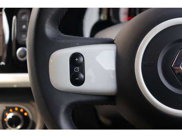 ルノー トゥインゴ インテンス 大分県 2021(令3)年 1.4万km ブルードラジェ 衝突軽減ブレーキ/クルーズコントロール/純正ディスプレイオーディオ/ＣａｒＰｌａｙ/社外テレビ/Bluetooth/バックカメラ/ハーフレザー/シートヒーター/キセノンヘッドライト/オートライト/純正１６インチＡＷ/ＥＴＣ/社外ドライブレコーダー前後（SN-TW84）