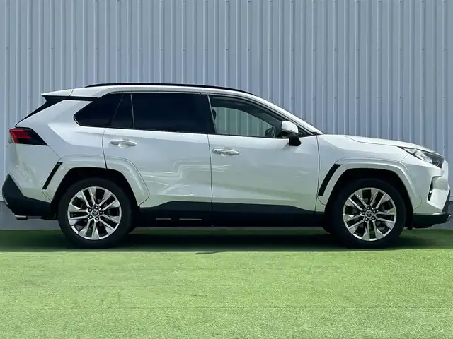 トヨタ ＲＡＶ４ G Zパッケージ 香川県 2019(令1)年 2.4万km ホワイトパールクリスタルシャイン 登録時走行距離：23322km/ALPINE9インチナビ/→ＣＤ／ＤＶＤ/→フルセグTV/→Bluetooth/サンルーフ/４WD/デジタルインナーミラー/バックカメラ/レザーシート/シートヒーター/革巻きステアリング/ステアリングリモコン/レーダークルーズコントロール/レーンキープアシスト/ブラインドスポットモニター/ダウンヒルアシストコントロール/LEDヘッドライト/ALPINEドラレコ前後/ETC/パワーバックドア/純正19インチアルミホイール/プッシュスタート/純正フロアマット/電動格納ウィンカーミラー