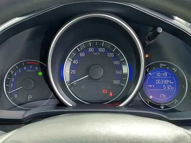 ホンダ フィット 13G Fパッケージ 東京都 2015(平27)年 6.4万km プレミアムホワイトパール 純正ナビ/（ワンセグTV/FM/AM/Bluetooth/CD/DVD/SD）/ETC/純正フロアマット/横滑り防止装置/ステアリングスイッチ/電動格納ウインカーミラー/リアプライバシーガラス/オートライト/ライトレべライザー/ドアバイザ―/スマートキー/プッシュスタート