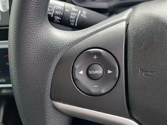 ホンダ フィット 13G Fパッケージ 東京都 2015(平27)年 6.4万km プレミアムホワイトパール 純正ナビ/（ワンセグTV/FM/AM/Bluetooth/CD/DVD/SD）/ETC/純正フロアマット/横滑り防止装置/ステアリングスイッチ/電動格納ウインカーミラー/リアプライバシーガラス/オートライト/ライトレべライザー/ドアバイザ―/スマートキー/プッシュスタート