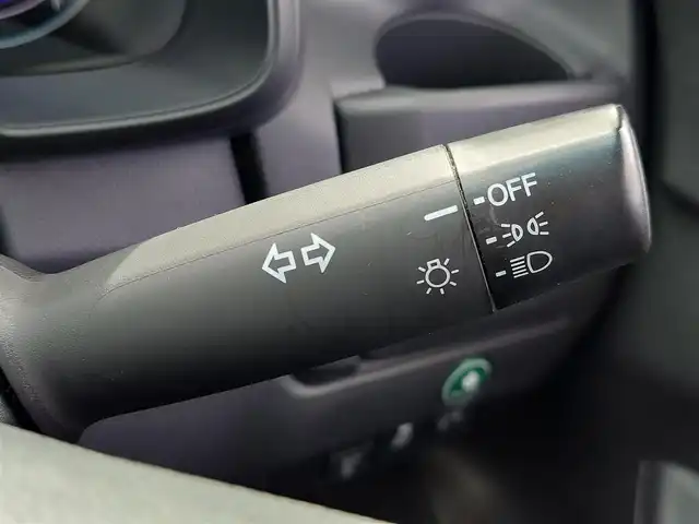 ホンダ フィット 13G Fパッケージ 東京都 2015(平27)年 6.4万km プレミアムホワイトパール 純正ナビ/（ワンセグTV/FM/AM/Bluetooth/CD/DVD/SD）/ETC/純正フロアマット/横滑り防止装置/ステアリングスイッチ/電動格納ウインカーミラー/リアプライバシーガラス/オートライト/ライトレべライザー/ドアバイザ―/スマートキー/プッシュスタート