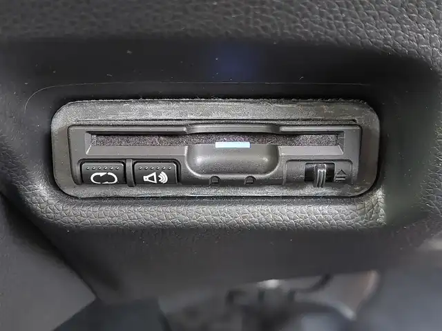 ホンダ フィット 13G Fパッケージ 東京都 2015(平27)年 6.4万km プレミアムホワイトパール 純正ナビ/（ワンセグTV/FM/AM/Bluetooth/CD/DVD/SD）/ETC/純正フロアマット/横滑り防止装置/ステアリングスイッチ/電動格納ウインカーミラー/リアプライバシーガラス/オートライト/ライトレべライザー/ドアバイザ―/スマートキー/プッシュスタート