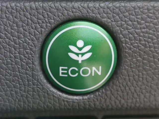 ホンダ フィット 13G Fパッケージ 東京都 2015(平27)年 6.4万km プレミアムホワイトパール 純正ナビ/（ワンセグTV/FM/AM/Bluetooth/CD/DVD/SD）/ETC/純正フロアマット/横滑り防止装置/ステアリングスイッチ/電動格納ウインカーミラー/リアプライバシーガラス/オートライト/ライトレべライザー/ドアバイザ―/スマートキー/プッシュスタート