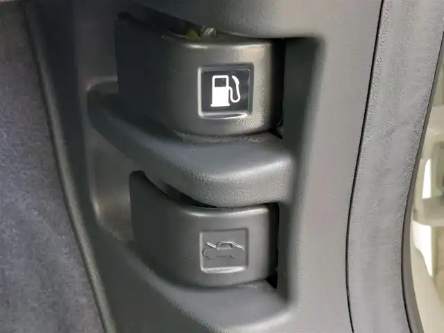 ホンダ フィット 13G Fパッケージ 東京都 2015(平27)年 6.4万km プレミアムホワイトパール 純正ナビ/（ワンセグTV/FM/AM/Bluetooth/CD/DVD/SD）/ETC/純正フロアマット/横滑り防止装置/ステアリングスイッチ/電動格納ウインカーミラー/リアプライバシーガラス/オートライト/ライトレべライザー/ドアバイザ―/スマートキー/プッシュスタート