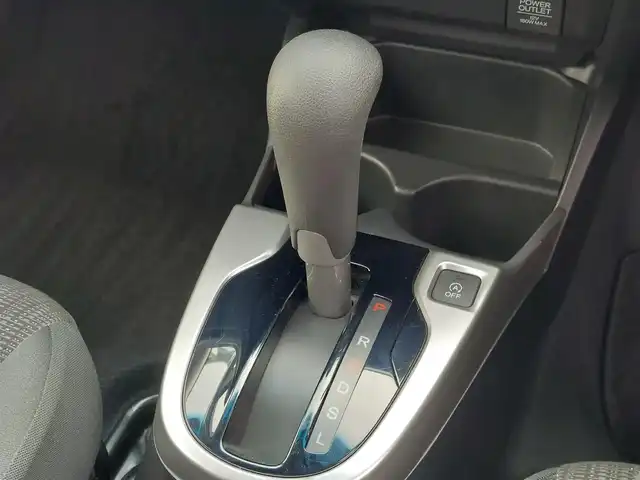 ホンダ フィット 13G Fパッケージ 東京都 2015(平27)年 6.4万km プレミアムホワイトパール 純正ナビ/（ワンセグTV/FM/AM/Bluetooth/CD/DVD/SD）/ETC/純正フロアマット/横滑り防止装置/ステアリングスイッチ/電動格納ウインカーミラー/リアプライバシーガラス/オートライト/ライトレべライザー/ドアバイザ―/スマートキー/プッシュスタート