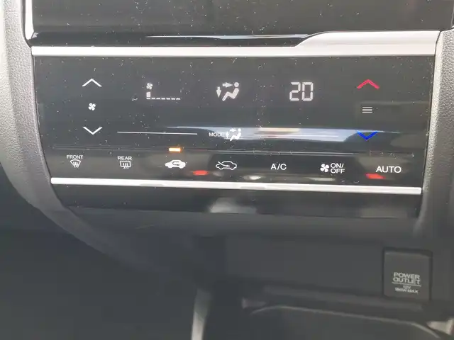 ホンダ フィット 13G Fパッケージ 東京都 2015(平27)年 6.4万km プレミアムホワイトパール 純正ナビ/（ワンセグTV/FM/AM/Bluetooth/CD/DVD/SD）/ETC/純正フロアマット/横滑り防止装置/ステアリングスイッチ/電動格納ウインカーミラー/リアプライバシーガラス/オートライト/ライトレべライザー/ドアバイザ―/スマートキー/プッシュスタート