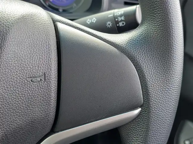 ホンダ フィット 13G Fパッケージ 東京都 2015(平27)年 6.4万km プレミアムホワイトパール 純正ナビ/（ワンセグTV/FM/AM/Bluetooth/CD/DVD/SD）/ETC/純正フロアマット/横滑り防止装置/ステアリングスイッチ/電動格納ウインカーミラー/リアプライバシーガラス/オートライト/ライトレべライザー/ドアバイザ―/スマートキー/プッシュスタート