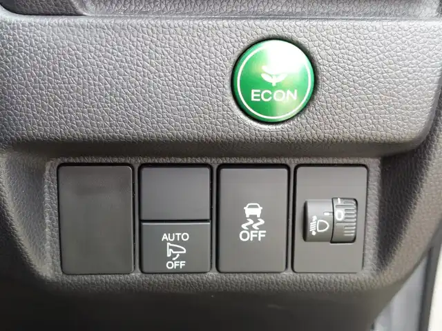 ホンダ フィット 13G Fパッケージ 東京都 2015(平27)年 6.4万km プレミアムホワイトパール 純正ナビ/（ワンセグTV/FM/AM/Bluetooth/CD/DVD/SD）/ETC/純正フロアマット/横滑り防止装置/ステアリングスイッチ/電動格納ウインカーミラー/リアプライバシーガラス/オートライト/ライトレべライザー/ドアバイザ―/スマートキー/プッシュスタート