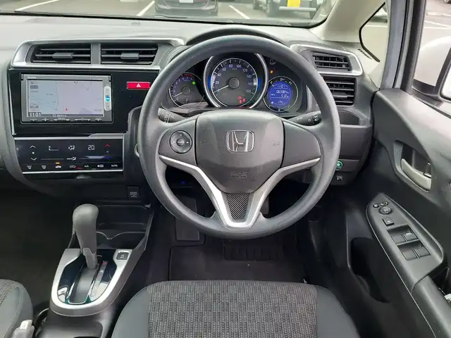 ホンダ フィット 13G Fパッケージ 東京都 2015(平27)年 6.4万km プレミアムホワイトパール 純正ナビ/（ワンセグTV/FM/AM/Bluetooth/CD/DVD/SD）/ETC/純正フロアマット/横滑り防止装置/ステアリングスイッチ/電動格納ウインカーミラー/リアプライバシーガラス/オートライト/ライトレべライザー/ドアバイザ―/スマートキー/プッシュスタート